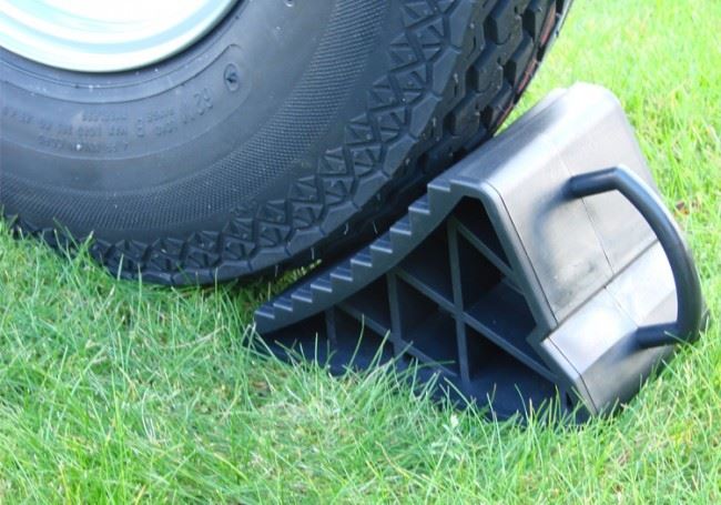 Universal Fit Caravan Heavy Duty Wheel Chocks With Handle Pair MP461B